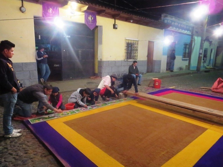 making a carpet alfombra antigua guatemala semana santa