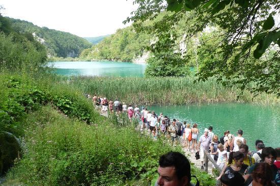 crowds in plitvice national park