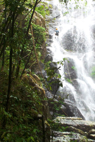 vang vieng challenge waterfall rappel