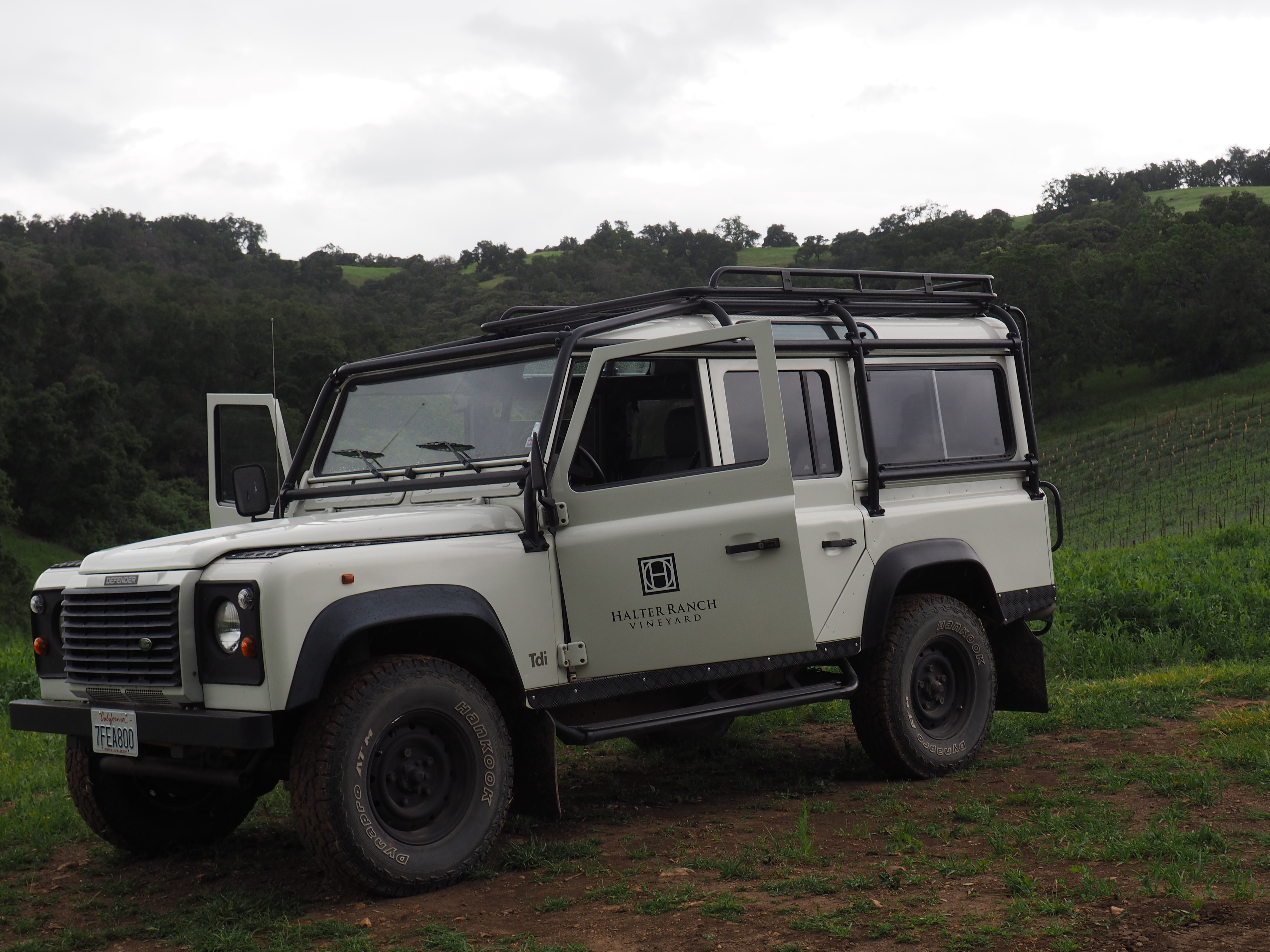 wine tasting in paso robles / land rover at halter ranch vineyard excursion tour