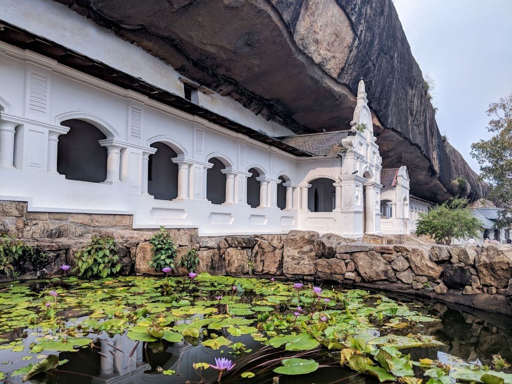 outside of dambulla cave temple