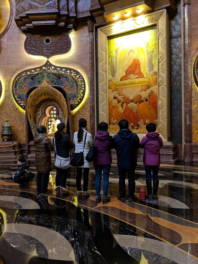 praying in usnisa palace