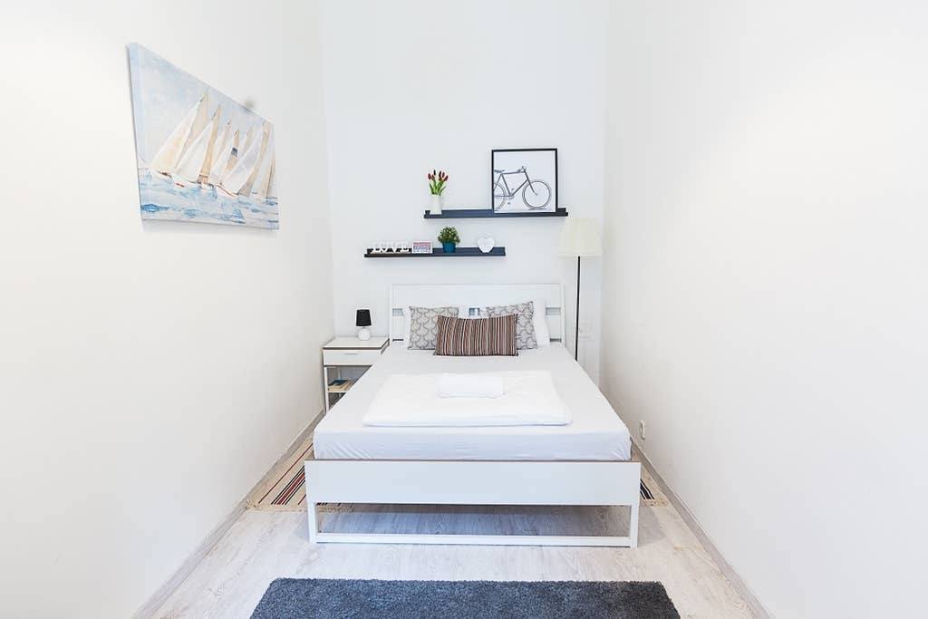 small bedroom in budapest airbnb