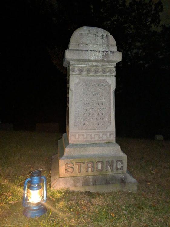 headstone in sleepy hollow on halloween tour