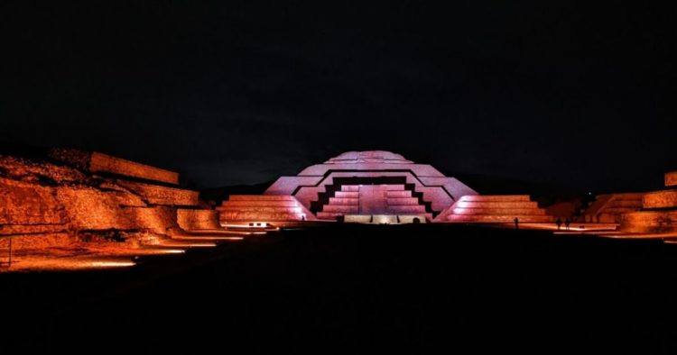 pyramids lit up at experiencia nocturna en teotihuacan