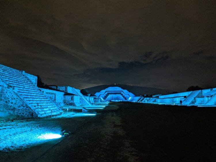 Walking along the Avenue of the Dead (Calzada de los Muertos)