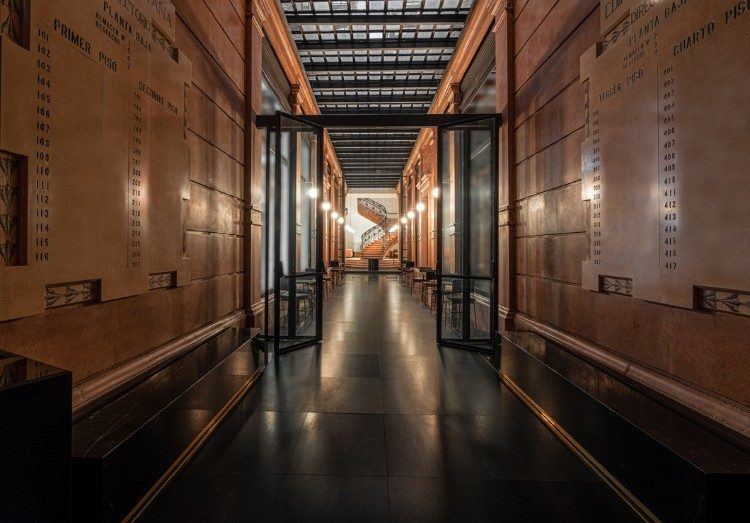 hotel umbral entrance in mexico city centro historico