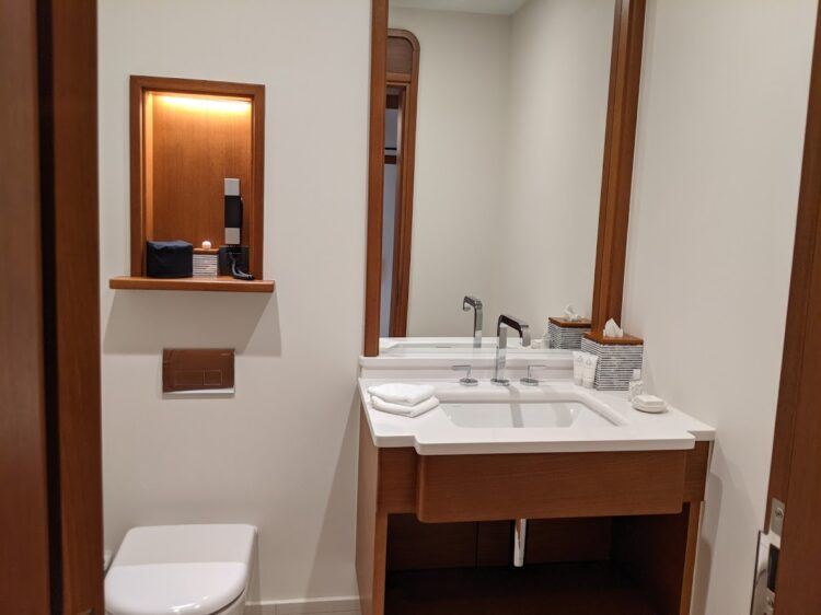 picture of toilet and sink