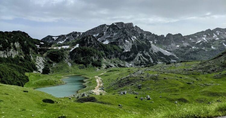 durmitor panorama over lake